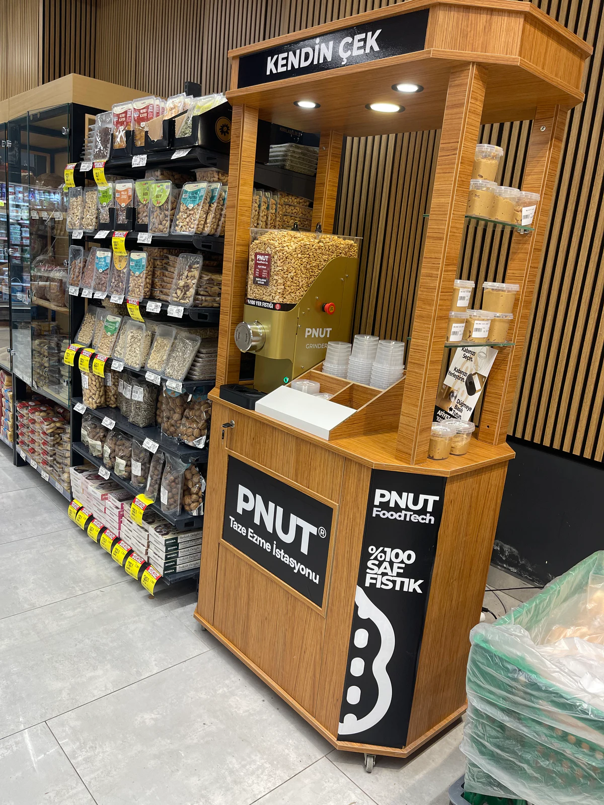 Kuruyemiş reyonu yanında PNUT Taze Ezme İstasyonu
