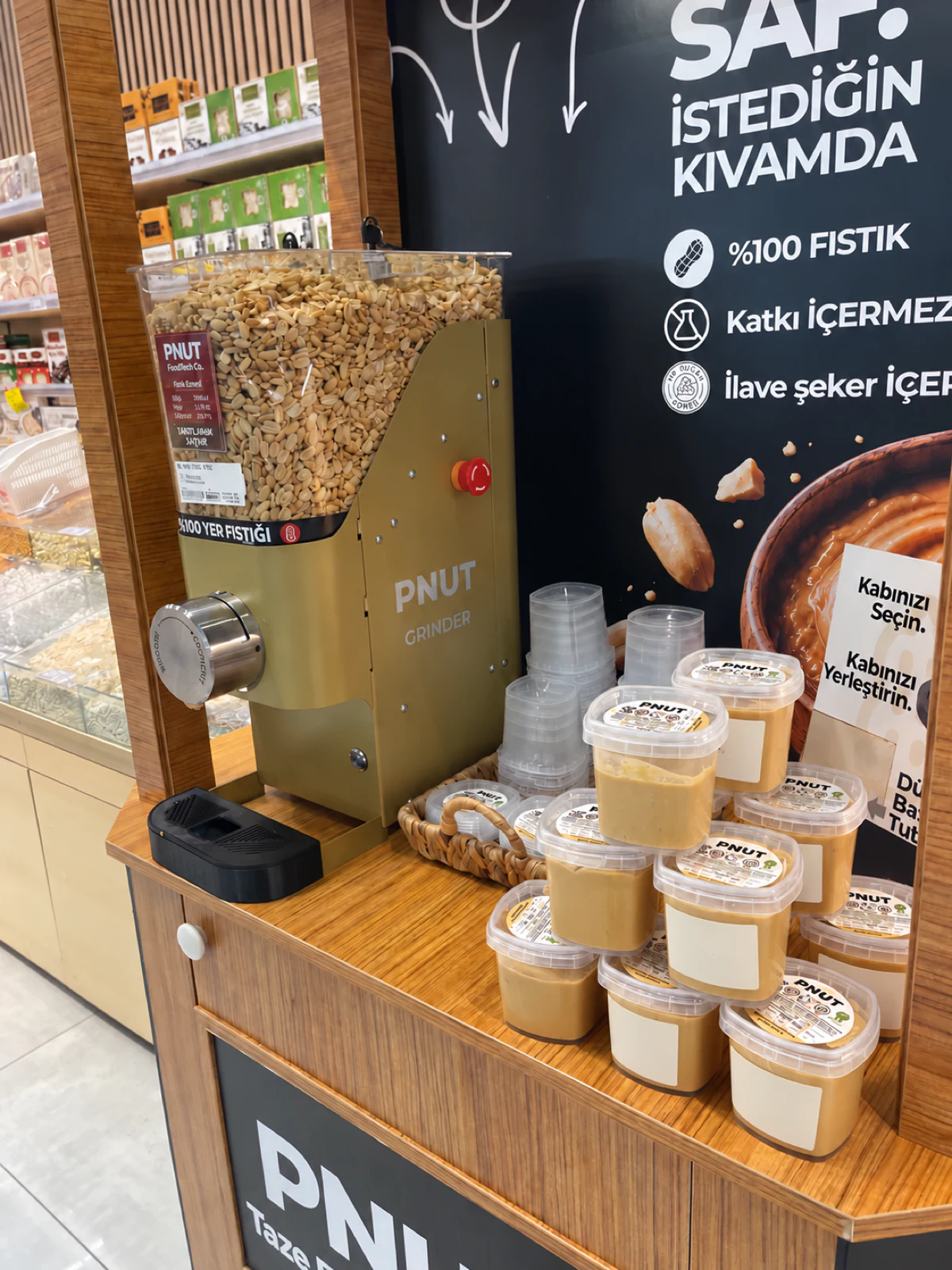 PNUT Grinder ve servis kaplarının gerçek mağaza kurulumundaki yakın görünümü