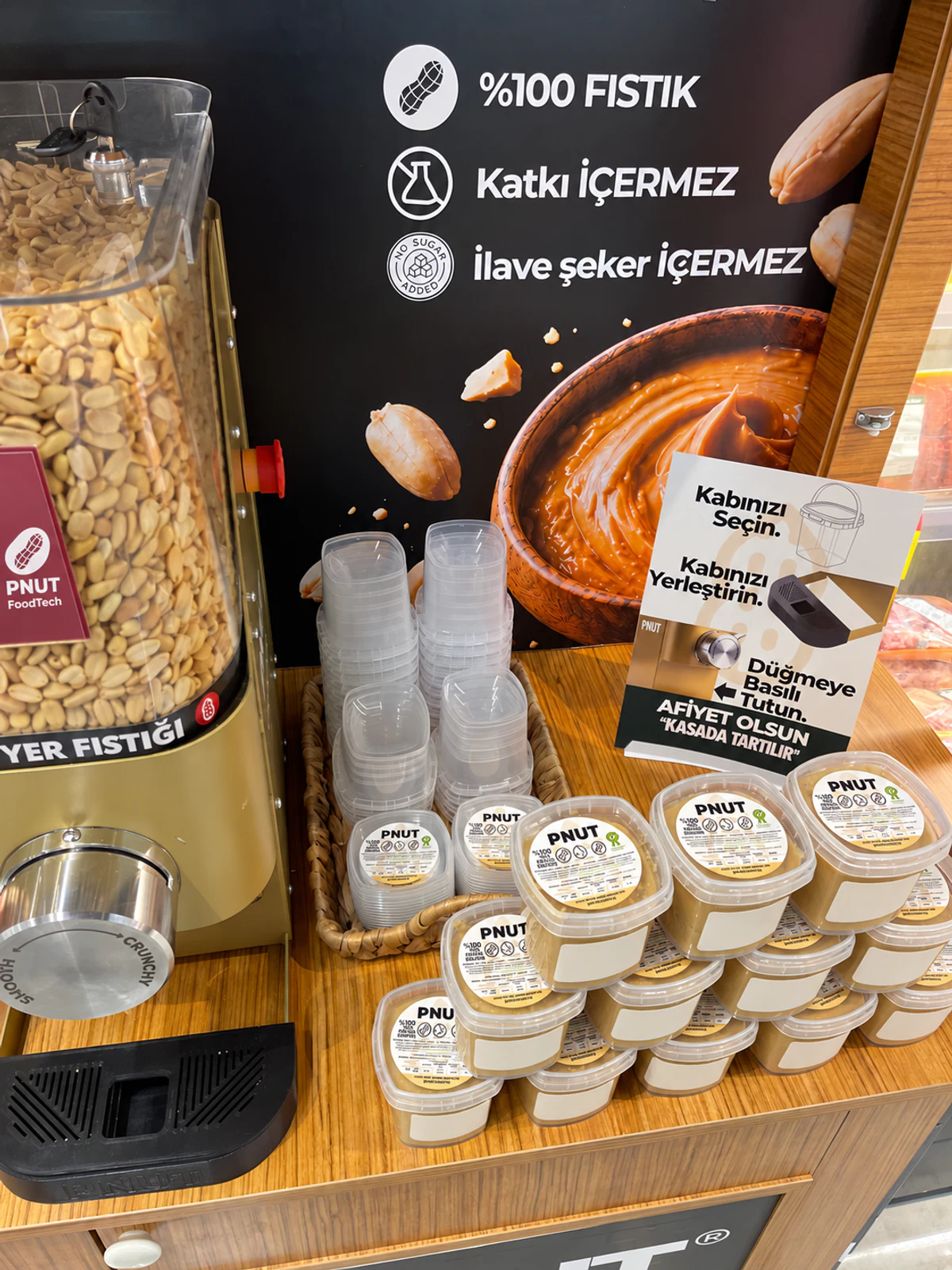 PNUT Grinder ve servis kaplarının yakın plan görünümü